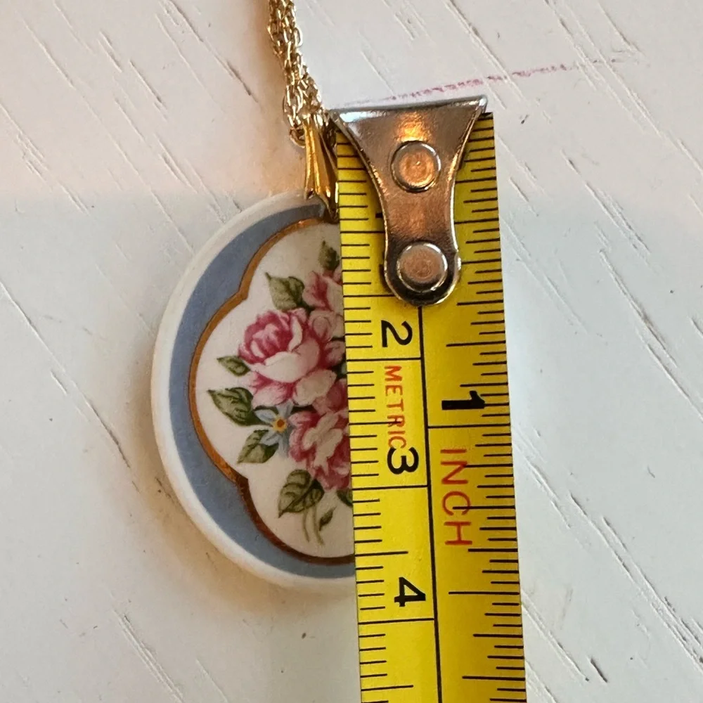 VINTAGE Avon 1988 Classic Gold Rose Ceramic Necklace and Earrings Set - Picture 10 of 12